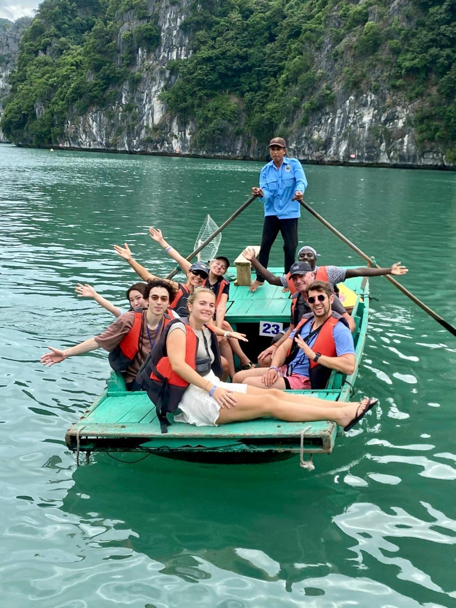 Dragon Crown Legend Cruise Hotel Ha Long Exterior photo
