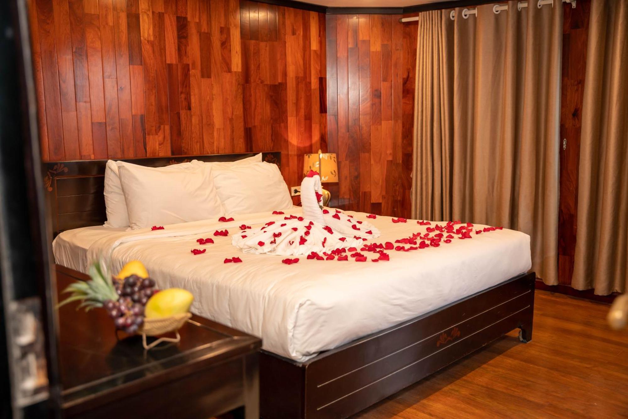 Dragon Crown Legend Cruise Hotel Ha Long Exterior photo