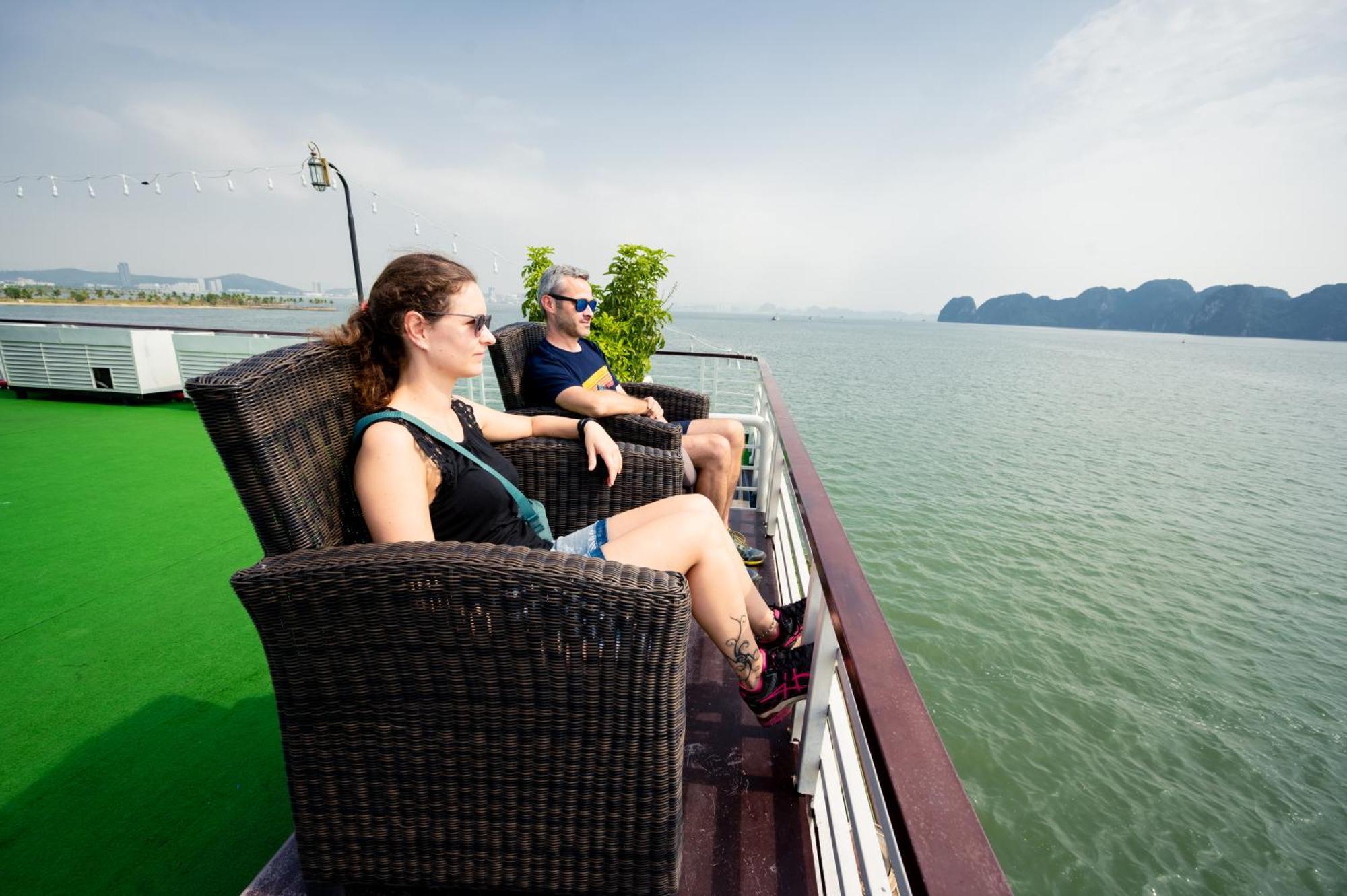 Dragon Crown Legend Cruise Hotel Ha Long Exterior photo